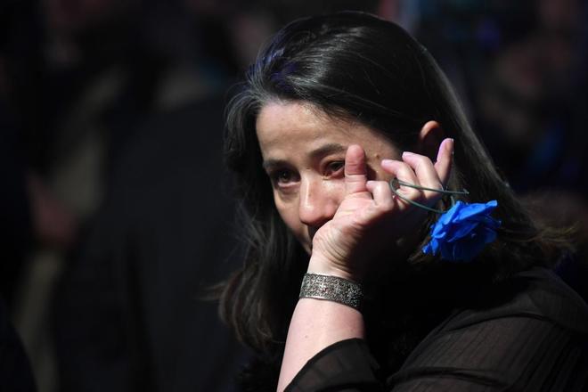 Una seguidora de Marine Le Pen llora tras los resultados.