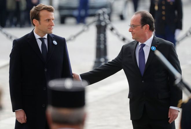Emmanuel Macron, presidente electo de Francia, junto al mandatario...