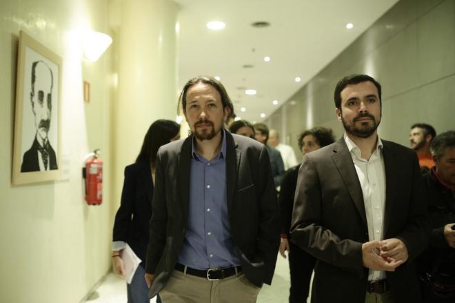 Pablo Iglesias y Alberto Garzón, en el Congreso de los Diputados.