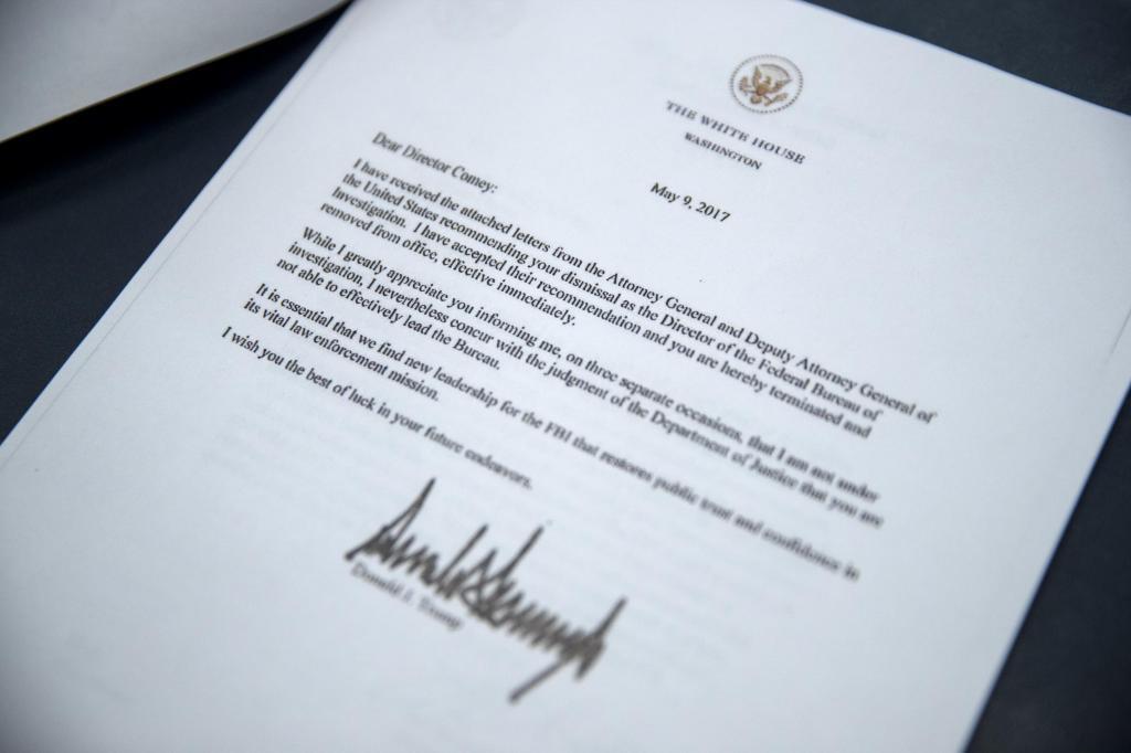 Carta de despido firmada por Trump recibida por James Comey.