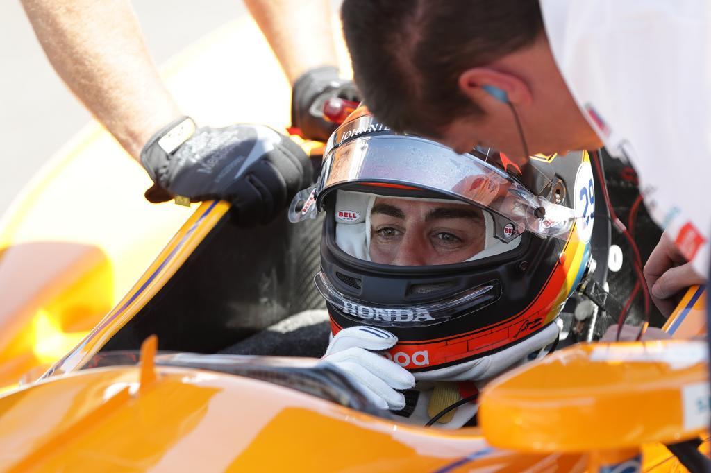 Fernando Alonso recibe indicaciones de su equipo (McLaren Andretti)...