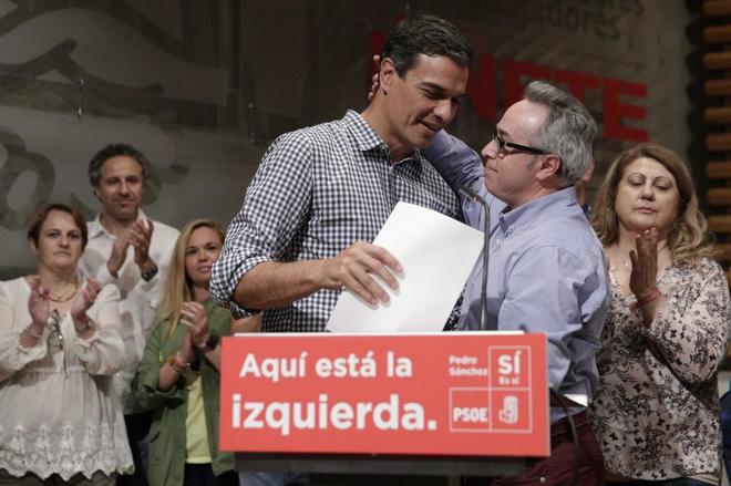 Roberto Tornamira saluda afectuosamente a Pedro Snchez en la sede...