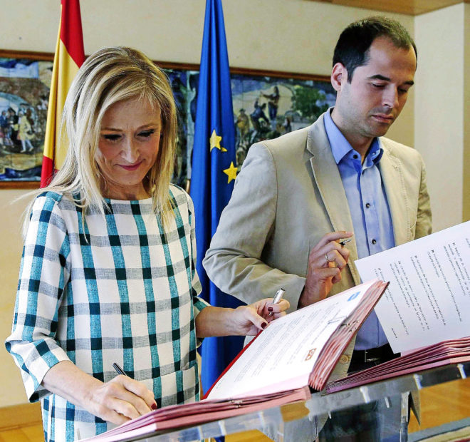 Cristina Cifuentes e Ignacio Aguado firmando, en junio de 2015, el...