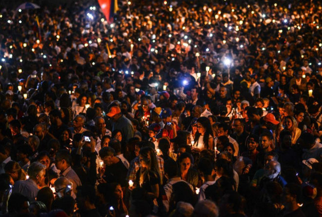 Manifestacin nocturna en Caracas para protestar por las recientes muertes de manifestantes.