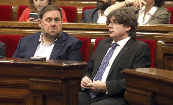 El president de la Genralitat Carles Puigdemont y el vicepresidente...
