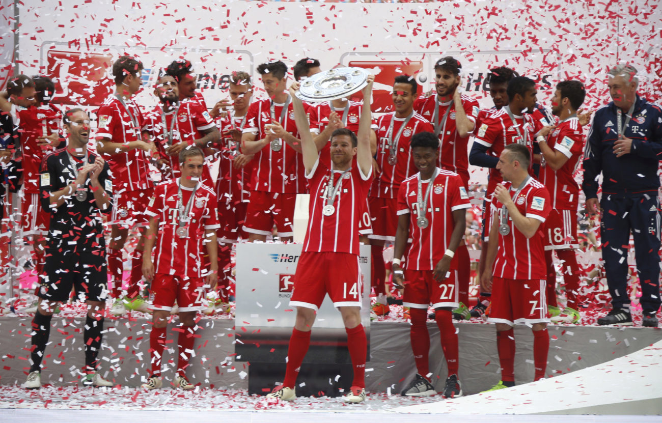 Xabi Alonso celebra con sus compaeros el ttulo de la Bundesliga.