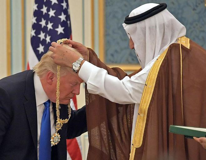 Donald Trump, condecorado con el collar de Abdelaziz al Saud.