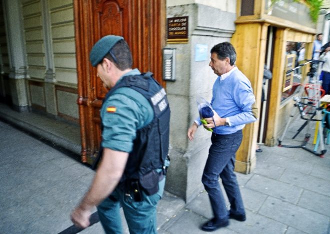La Guardia Civil acompaa a Gonzlez a su despacho, en la calle...