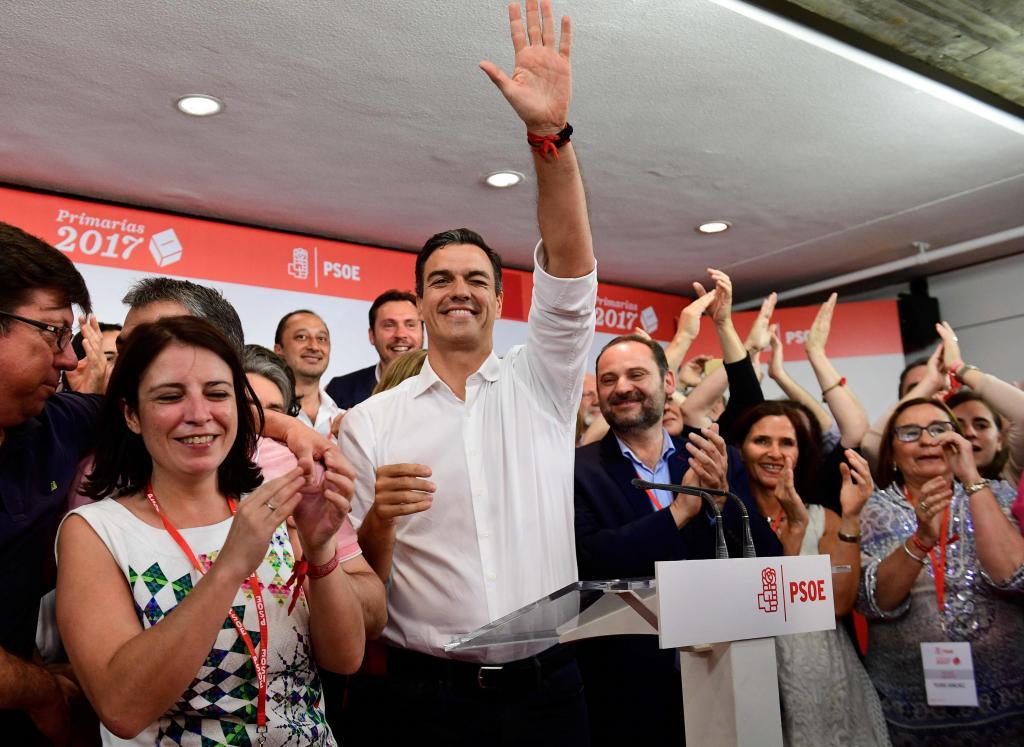 Pedro Snchez celebra junto a algunos de sus votantes su reeleccin...