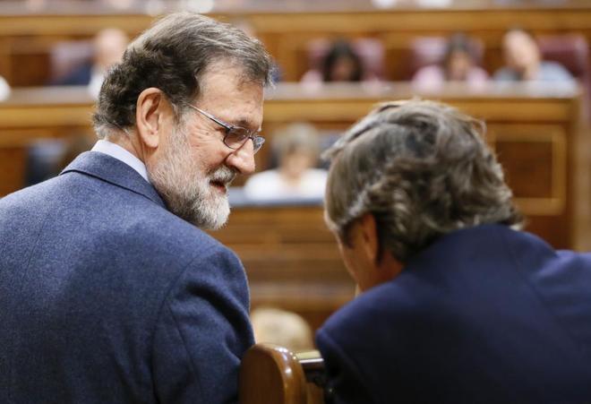 Mariano Rajoy, con Rafael Hernando la semana pasada en el Congreso.