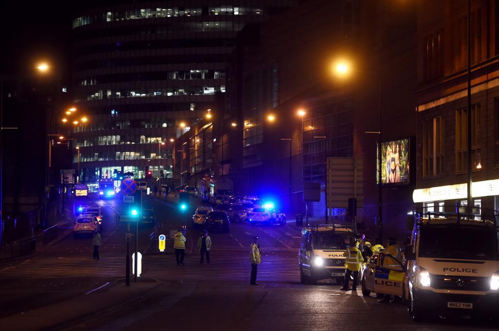 Despliegue policial tras las explosiones en el Manchester Arena.