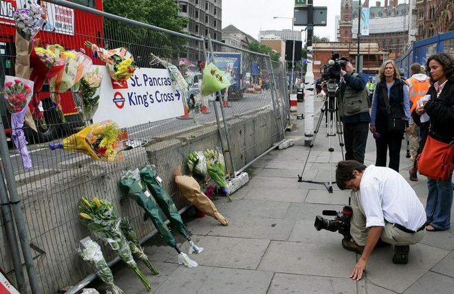 Ramos de flores depositados en memoria de las personas que murieron en King's Cross.
