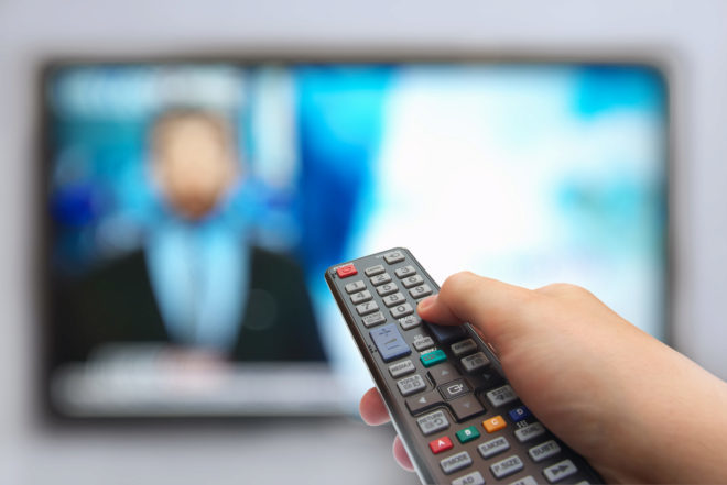 Un usuario cambia de canal en una televisin.