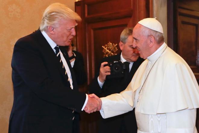El presidente de EEUU, Donald Trump, estrecha la mano al Papa Francisco, en el Vaticano.