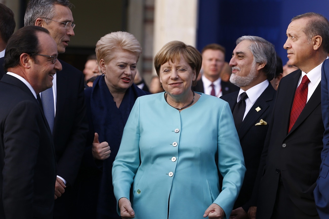 Cuando era la protegida del canciller Helmut Kohl, Angela Merkel era...