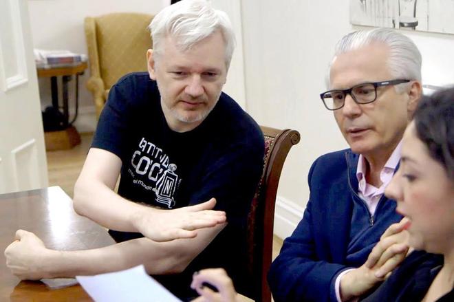 Julian Assange conversa con su equipo de abogados encabezado por el...