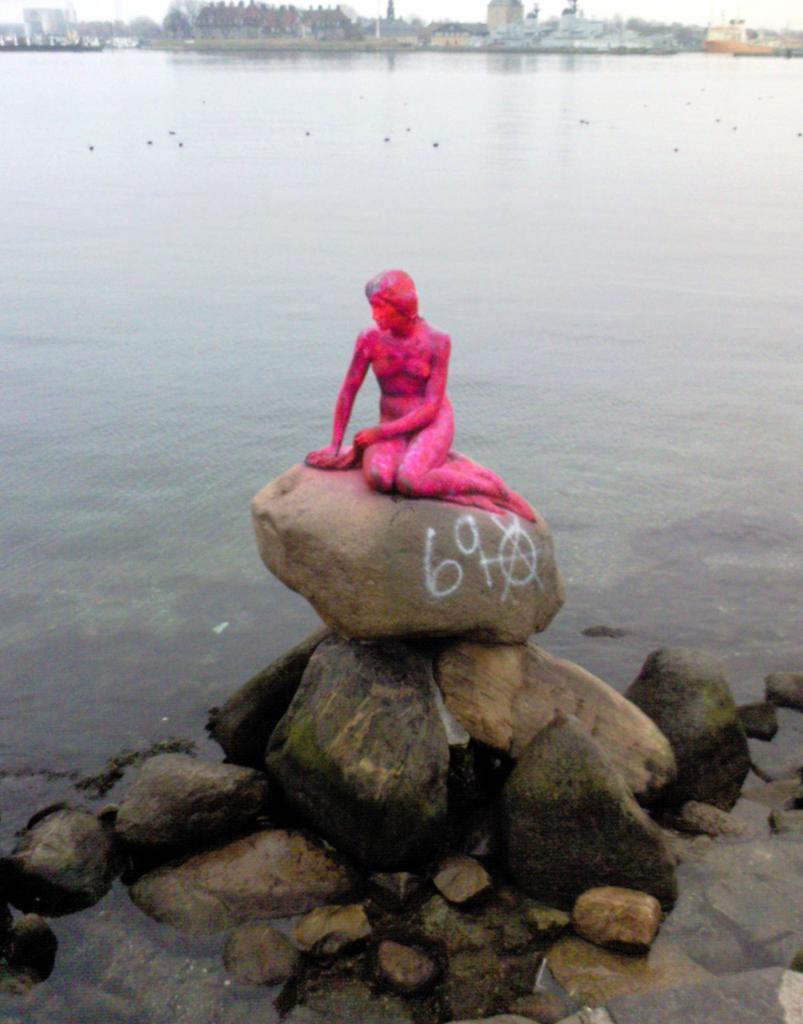 "La Sirenita" de Copenhague, pintada de color rosa, tras los disturbios producidos por el desalojo de unos okupas en 2017