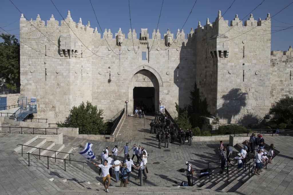 Israeles con banderas nacionales participan en una marcha en el Da de Jerusaln el 24 de mayo