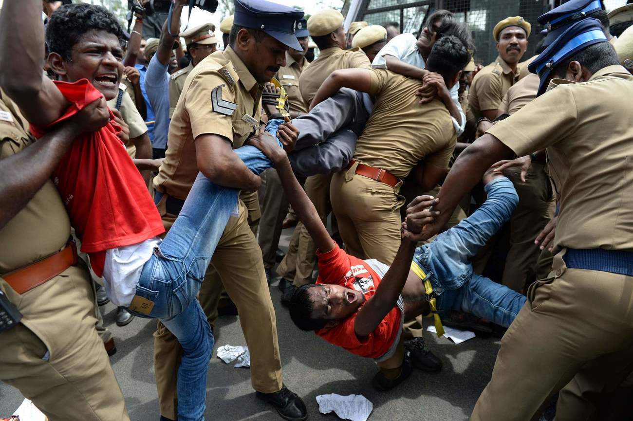 La polica india retira a los miembros del Frente Revolucionario de...