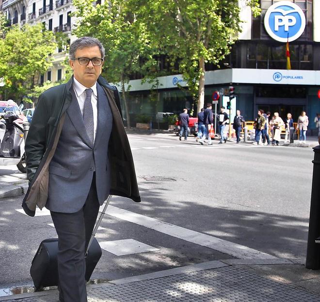 Jordi Pujol Ferrusola, ante la sede del PP mientras se diriga a la...