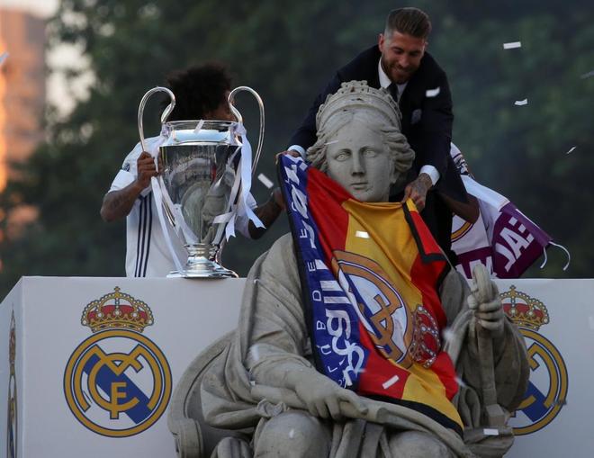 El capitn del Real Madrid, Sergio Ramos, coloca una bandera de...