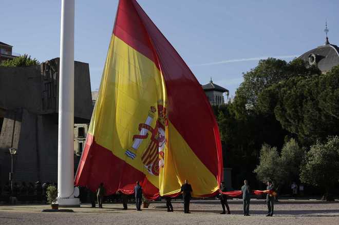 Izado de la bandera de la plaza de Coln, en Madrid, en mayo.