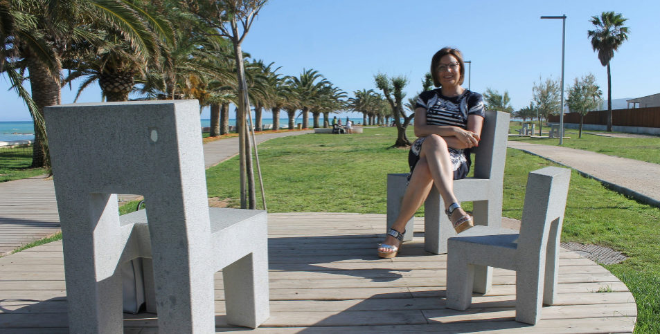 La alcaldesa, Xaro Miralles, sentada junta al mar.