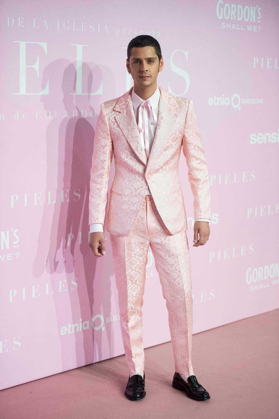 El director de Pieles se decant por un traje con brocados rosa. En...