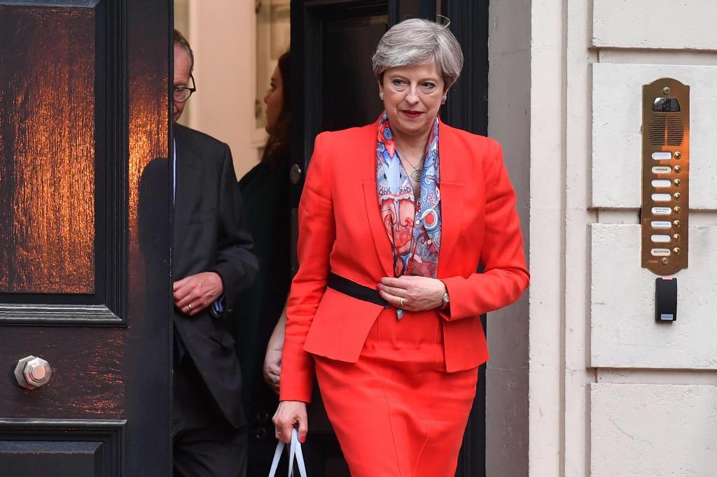 La primera ministra britnica, Theresa May, abandona las oficinas...