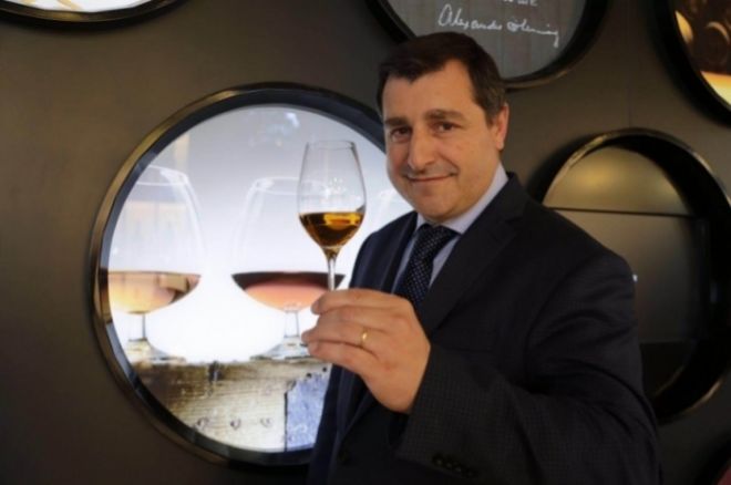 Josep Roca, sumiller de El Celler de Can Roca, con un copa de vino de...