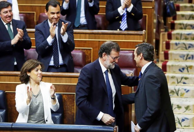 Rajoy felicita a Hernando tras su intervencin en el debate.