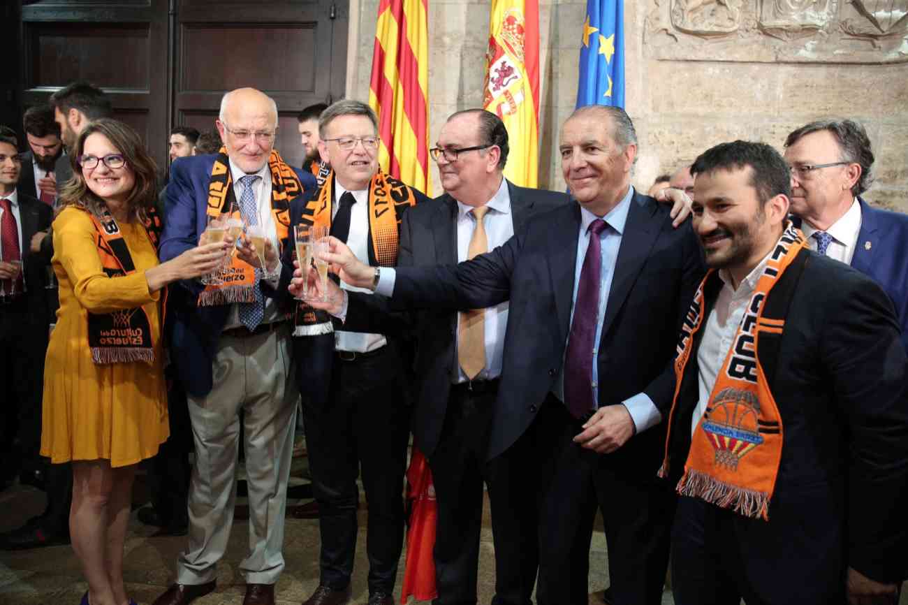El presidente de la Generalitat, Ximo Puig (2d), y la...