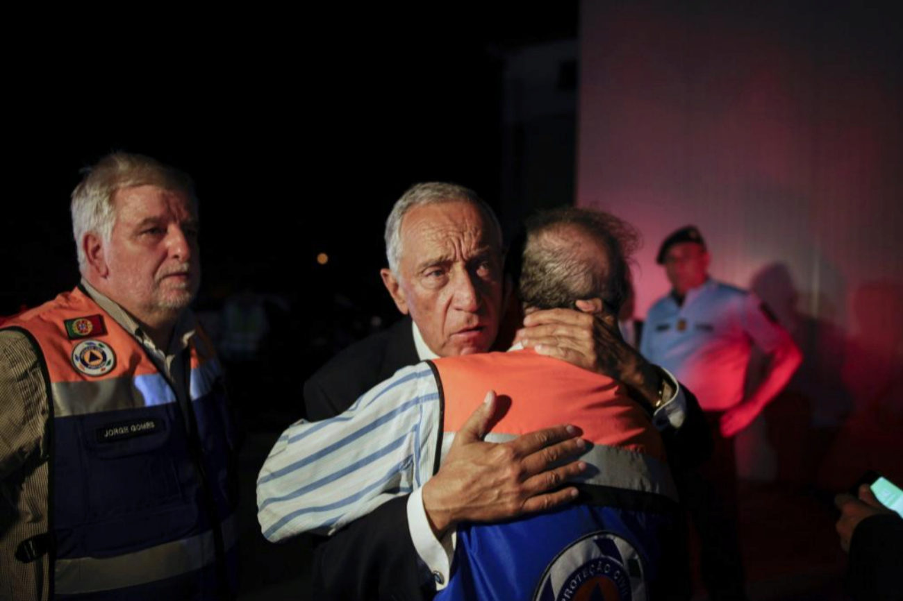 El presidente portugus, Marcelo Rebelo de Sousa, abraza al alcalde...