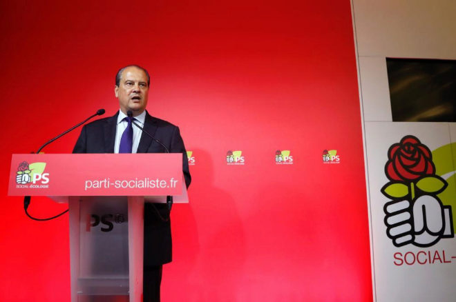 El líder del Partido Socialista, Jean-Christophe Cambadelis, anuncia su dimisión.