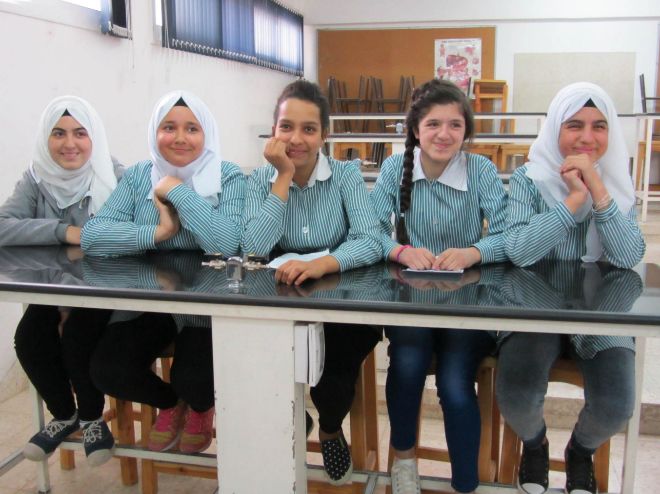 Dunia Yusef (centro) y sus compaeras del Parlamento de Estudientes de la escuela del campo de refugiados palestino de Al Jalazon (Cisjordania).