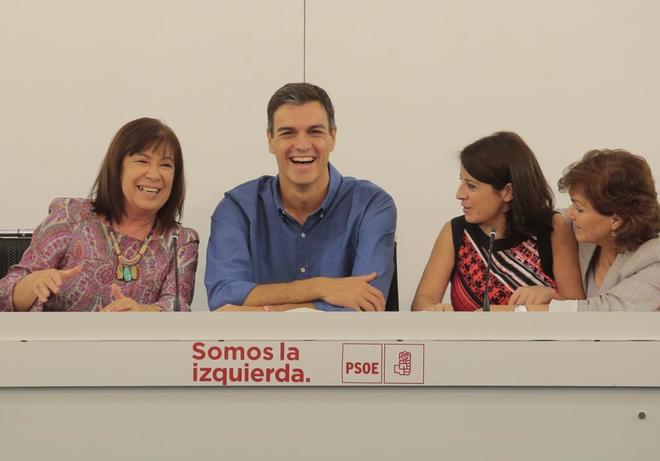 Pedro Snchez junto a Cristina Narbona (izq.), Adriana Lastra y...