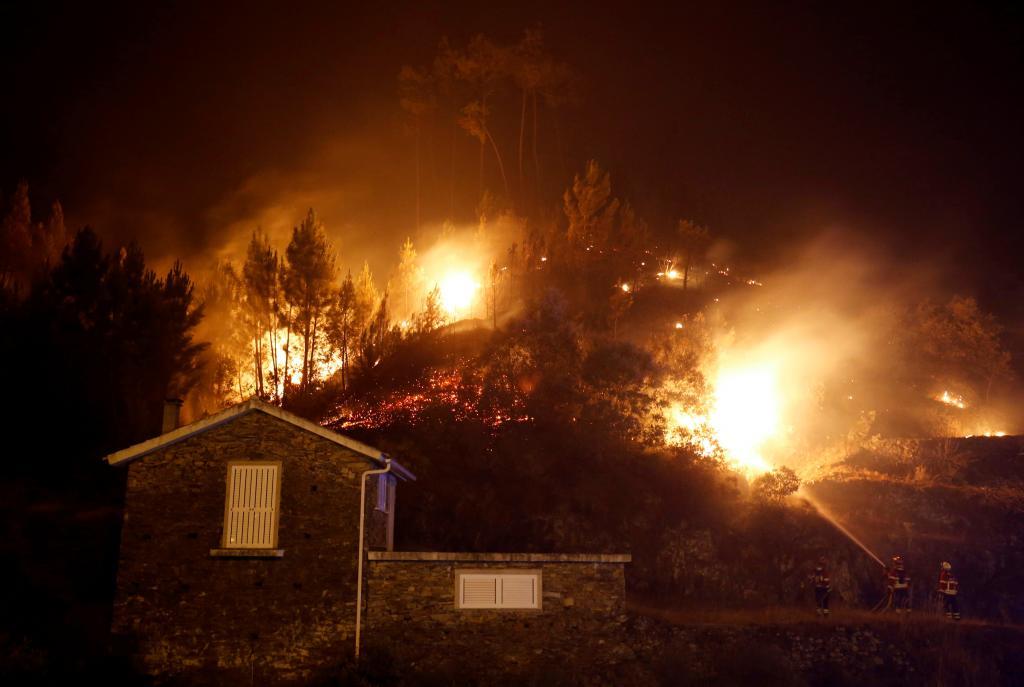 El fuego devora las casas de Carvalho en Portugal.
