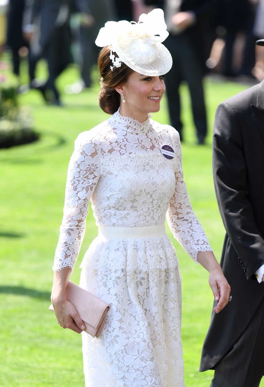 La duquesa de Cambridge, de blanco de pies a cabeza, con un vestido de...