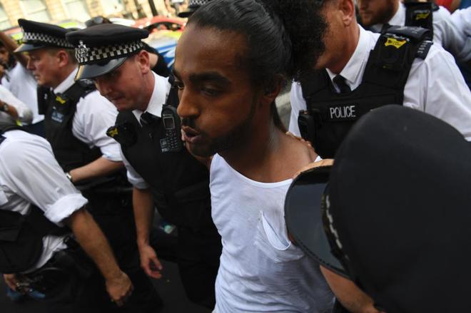 Manifestante detenido por la polica britnica en las protestas por las actuaciones de la 'premier' en la tragedia de Grenfell.