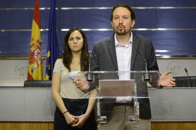 El secretario general de Podemos, Pablo Iglesias, junto a la portavoz...