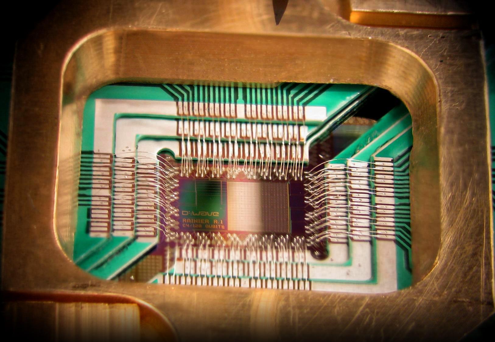 Chip de uno de los ordenadores cuánticos de la marca canadiense D-Wave, que acapara el 90% del mercado mundial