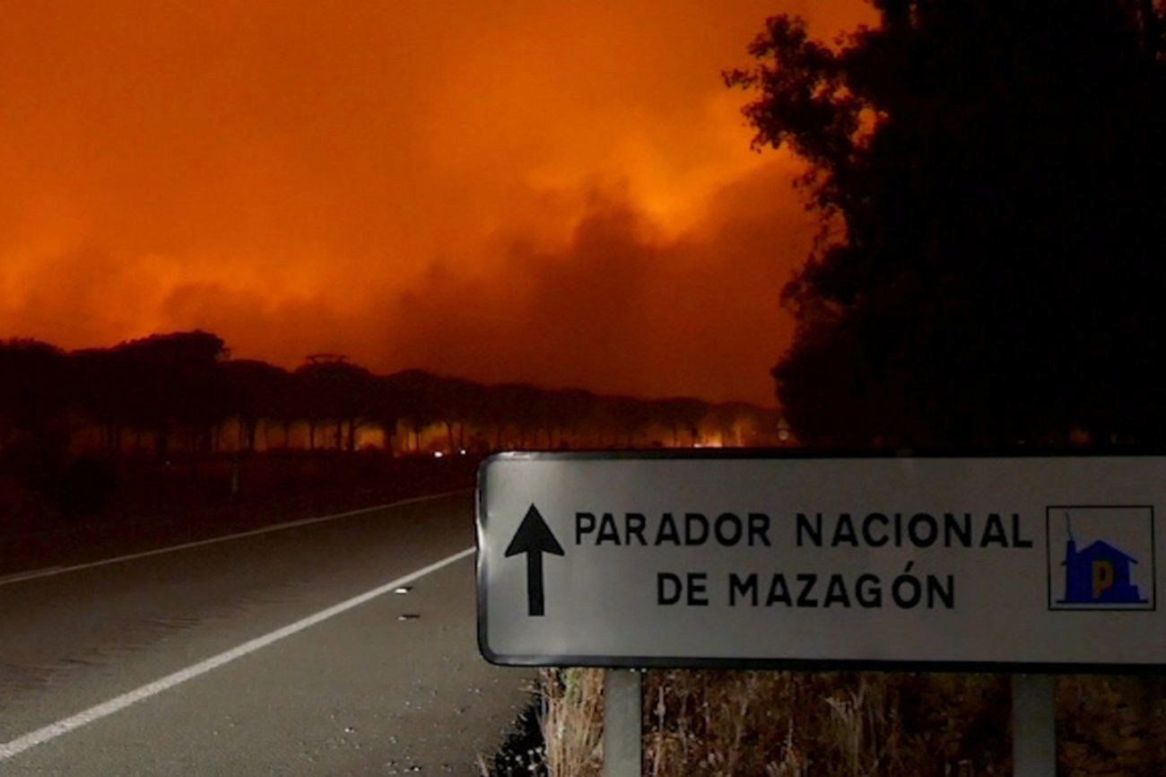 El incendio forestal que arrasa el paraje de La Peuela, en Huelva,...