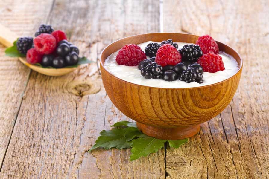 El yogur, el miso o el suero de leche son ricos en bacterias...