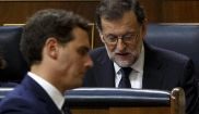Albert Rivera pasa delante de Mariano Rajoy durante el pleno de...