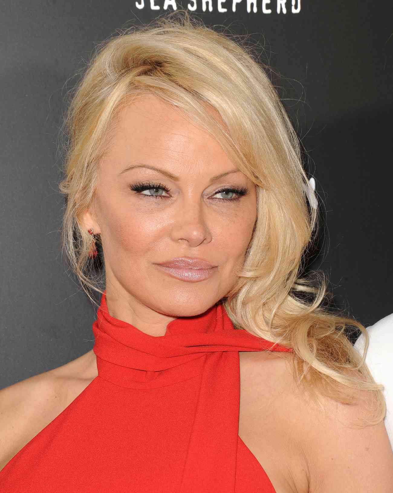 Pamela Anderson se ha unido a la tendencia de otros muchos rostros...