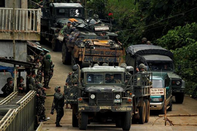 Soldados filipinos, despus de encontrar cuerpos de civiles en la zona de conflicto en Marawi.
