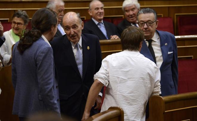 Pablo Iglesias conversa con Miquel Roca, junto a Xavier Domnech (de...
