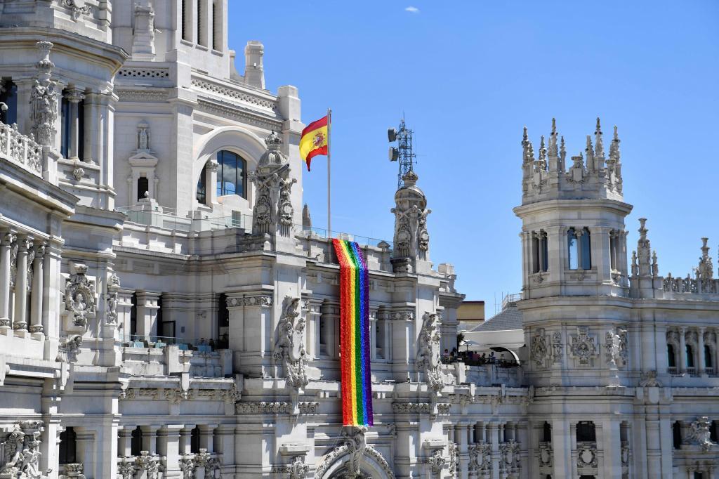 La bandera LGTBI colgada en la Alcaldía de Madrid.