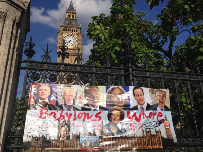 Pancarta crtica con los lderes polticos britnicos, en el Parlamento de Londres.