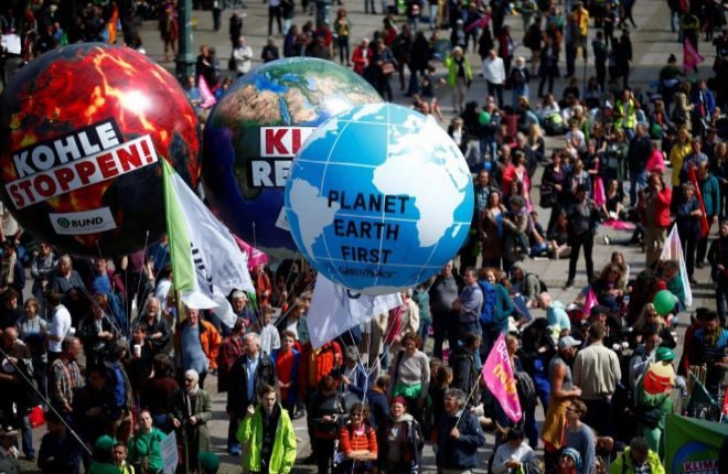Ciudadanos con balones gigantes que representan la tierra en las protestas de cara a la prxima cumbre de Hamburgo, en Alemania.